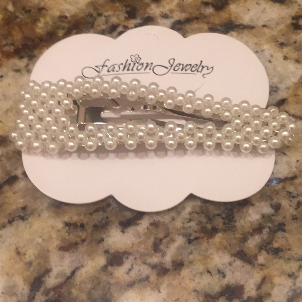 S O L D      Bundle of TWO- Trendy Pearl Hair Clip🧚‍♂️NEW. - Picture 5 of 6